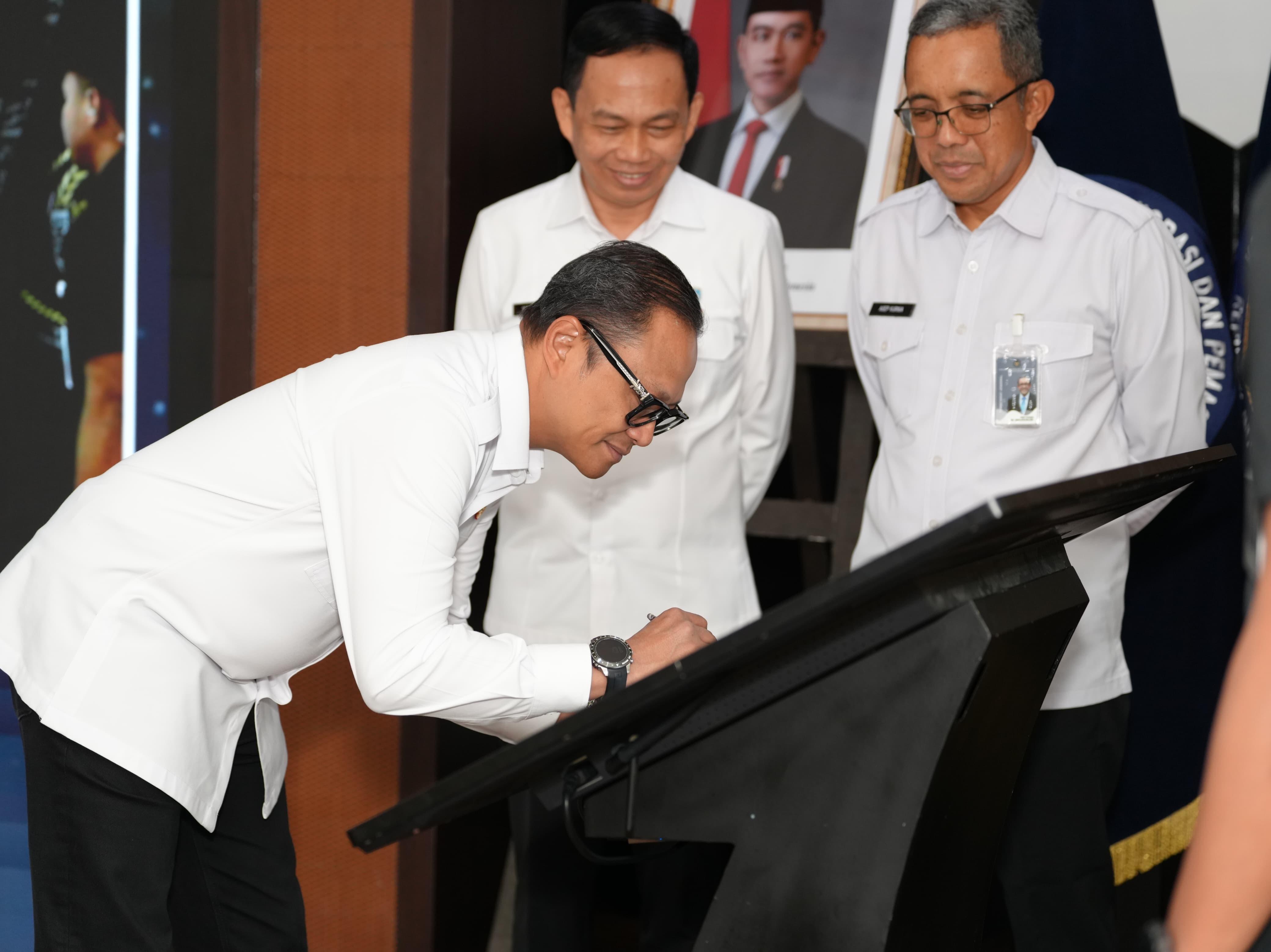 Imigrasi Tanda Tangani Pakta Integritas, Ikrar Pelayanan Publik yang Profesional dan Akuntabel Imigrasi Tanda Tangani Pakta Integritas, Ikrar Pelayanan Publik yang Profesional dan Akuntabel